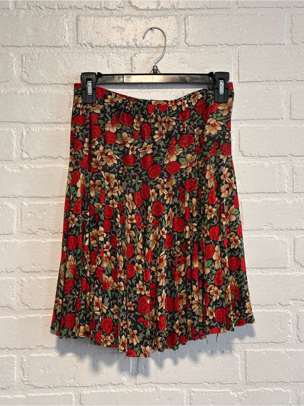 Gorgeous floral midi skirt with elastic waistband, flowy